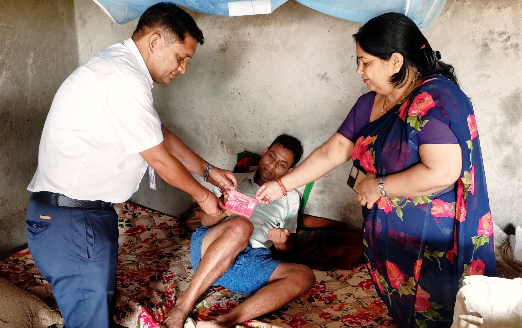 निजगढ नगरपालिकाले अशक्तलाई अपाङ्गता परिचय–पत्र घरमै पु¥यायो