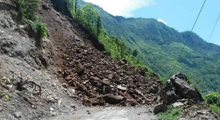बाढी, पहिरोले देशका विभिन्न स्थानमा सडक अवरुद्ध