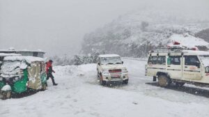 १७ किलोमिटर सडकमा बाख्लो हिउँ जम्दा मध्यपहाडी लोकमार्ग अवरुद्ध, यात्रुहरू अलपत्र