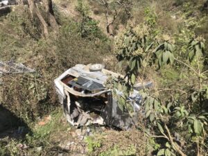 तनहुँमा बस र जीप ठोक्किए, तीन जनाको मृत्यु