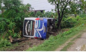 काठमाडौंबाट सुर्खेतका लागि छुटेको बस दुर्घटना, ८ जना घाइते