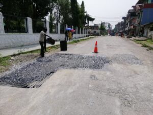नाला सफाइपछि पोखरा महानगरले सडकका खाल्डा पुर्न थाल्यो