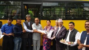 पोखरा महानगरले दियो सामुदायिक स्कुललाई विद्यार्थी बोक्ने बस