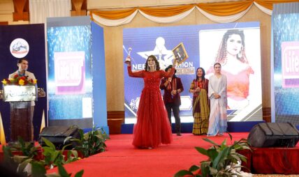 नेपाल फेसन एण्ड इन्टरटेन्मेन्ट अवार्डः : निजगढकी सजनाले जितिन् पपुलर मेकअप आर्टिस्ट अवार्ड