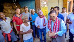 तिहारका बेला पनि मतदातासँग भोट माग्दै गृहमन्त्री खाण तिहारका बेला पनि मतदातासँग भोट माग्दै गृहमन्त्री खाण