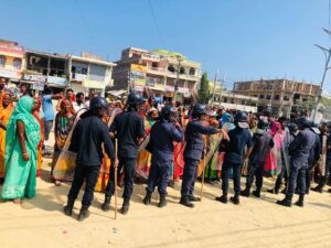 प्रहरी कुटपिटकाे विरोधमा चक्का जाम, अश्रुग्यास प्रहार