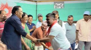 एमाले पार्टी कार्यालयमा कमल थापाले माओवादी नेतालाई स्वागत गरे