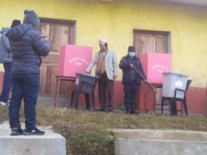 भीम रावलले चन्दोदयबाट गरे पहिलो मतदान भीम रावलले चन्दोदयबाट गरे पहिलो मतदान