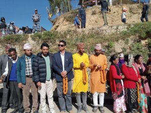 प्रधानमन्त्री देउवालाई स्वागत गर्न माला लिएर लाइनमा बसे सागर ढकाल प्रधानमन्त्री देउवालाई स्वागत गर्न माला लिएर लाइनमा बसे सागर ढकाल