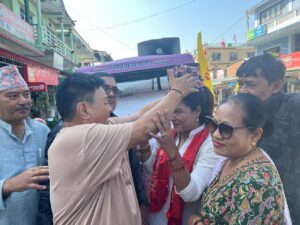 रेखा थापालाई ढाका ढोपी लगाइदिँदै मतदाताले भने- देशको शीर उँचो राख्नू रेखा थापालाई ढाका ढोपी लगाइदिँदै मतदाताले भने- देशको शीर उँचो राख्नू