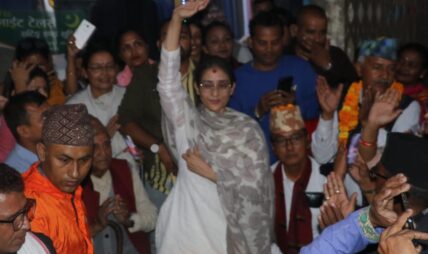राजेन्द्र लिङ्देन जिताउन झापा पुगिन मनिषा काेइराला (फाेटाे फिचर)