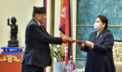 प्रधानमन्त्रीमा दावी पेश गर्न प्रचण्ड राष्ट्रपति निवासमा (फोटो फिचर)