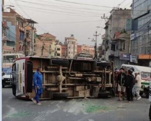 ललितपुरमा एका बिहानै बस दुर्घटना, १९ जना घाइते
