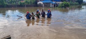 वर्षाले निजगढ ७ मा घर डुवानमा परेका परिवारको शसस्त्र प्रहरीले गर्यो उद्धार वर्षाले निजगढ ७ मा घर डुवानमा परेका परिवारको शसस्त्र प्रहरीले गर्यो उद्धार