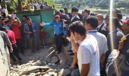 भूकम्प पीडितका कुरा सुन्न प्रचण्ड बझाङमा (फोटो फिचर)