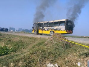 रुपन्देहीमा दुर्घटनामा २ जनाको मृत्यु भएपछि स्थानीयले जलाई दिए स्कुल बस