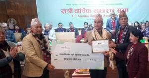 साना किसान डुमरवाना बन्यो म्यादी जीवन बीमामा उत्कृष्ट ! साना किसान डुमरवाना बन्यो म्यादी जीवन बीमामा उत्कृष्ट !