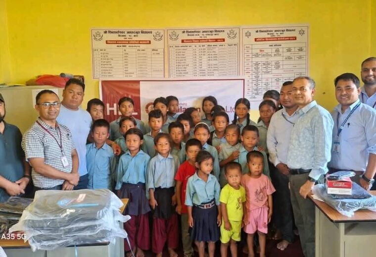 हिमालयन बैंक निजगढ शाखाद्वारा डम्बरपुरका चेपाङ विद्यार्थीलाई शैक्षिक सामग्री वितरण