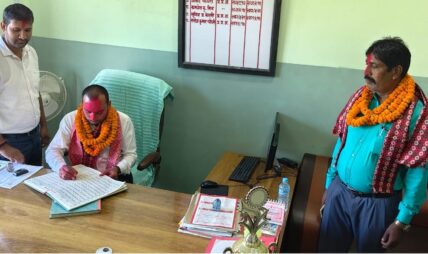 बारागढी गाउँपालिकामा नवनियुक्त प्रमुख प्रशासकीय अधिकृत मुकेश कुमार मिश्रले गरे पदभार ग्रहण