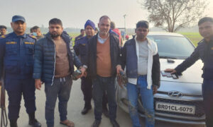 भारतीय कारमा अफिम ओसारपसार गर्ने ३ जना बाराबाट पक्राउ