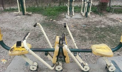 निजगढ नगरपालिकाको लापरवाहीले खुल्ला व्यायामशाला बेवारिसे अवस्थामा