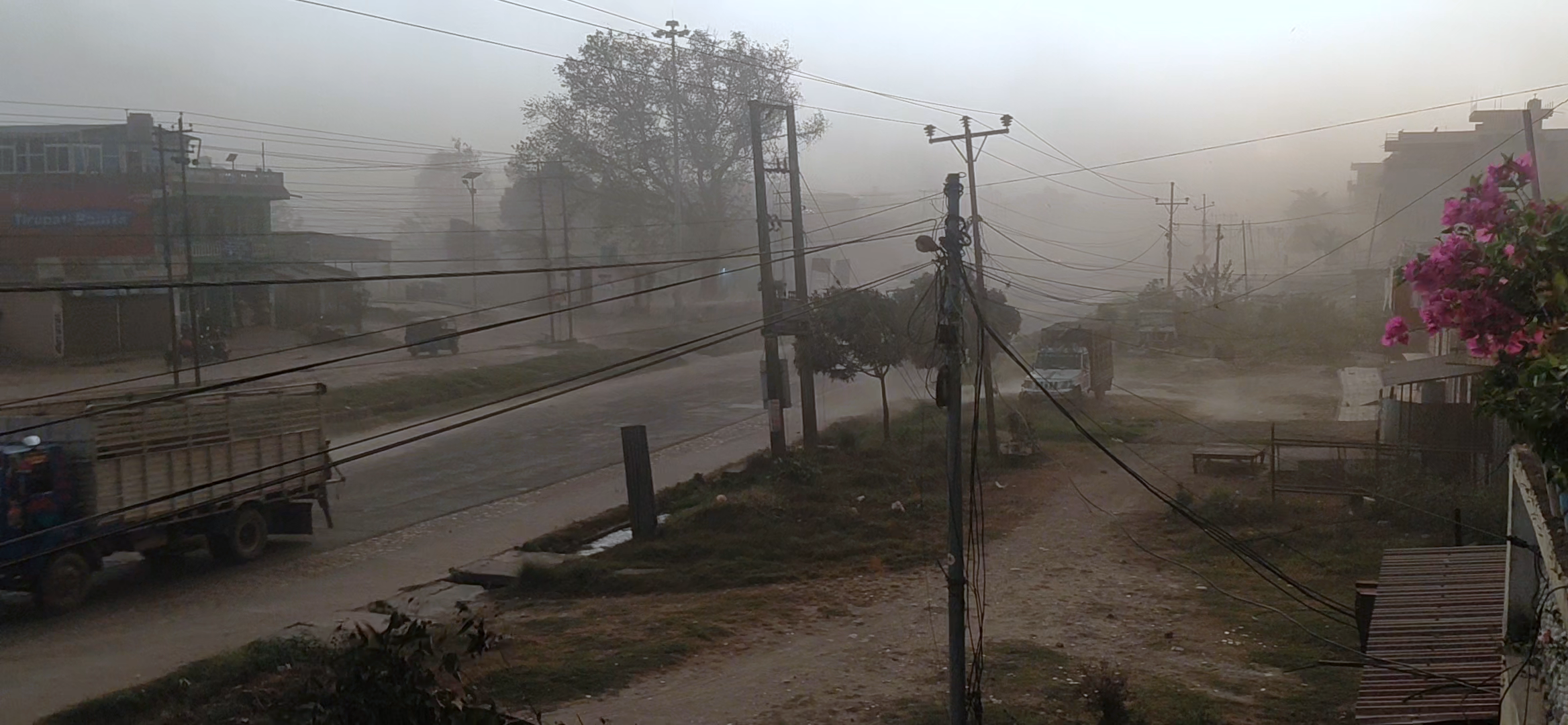 निजगढमा धुलोको भयानक हुरी: स्थानीयवासी त्रसित