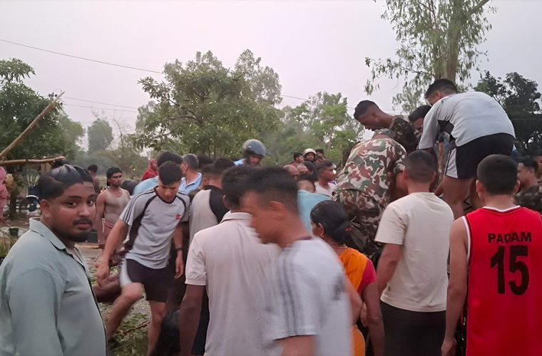 जलेश्वरमा हावाहुरी : टेम्पुमाथि रुख ढल्दा दुई जनाको मृत्यु, तीन जना गम्भीर घाइते