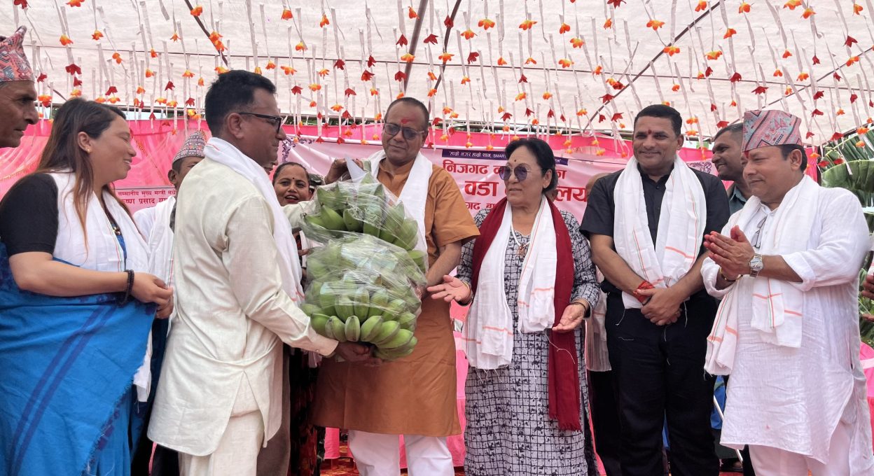 निजगढ–९ को नवनिर्मित वडा कार्यालय भवन उद्घाटन, मुख्यमन्त्री र कृषि मन्त्रीलाई मायाको चिनोस्वरूप केराको घरी उपहार प्रदान