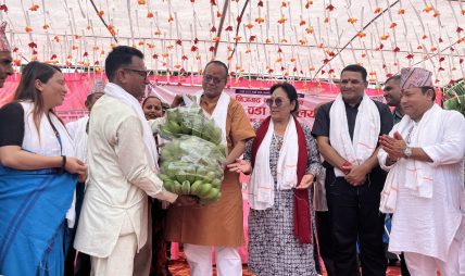 निजगढ–९ को नवनिर्मित वडा कार्यालय भवन उद्घाटन, मुख्यमन्त्री र कृषि मन्त्रीलाई मायाको चिनोस्वरूप केराको घरी उपहार प्रदान