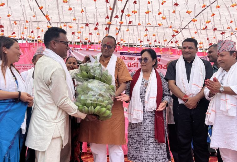 निजगढ–९ को नवनिर्मित वडा कार्यालय भवन उद्घाटन, मुख्यमन्त्री र कृषि मन्त्रीलाई मायाको चिनोस्वरूप केराको घरी उपहार प्रदान