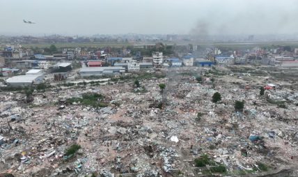 काठमाडौंका जोखिमयुक्त नदीकिनार बस्ती हटाइँदा विस्थापित परिवारलाई २५ हजार राहत