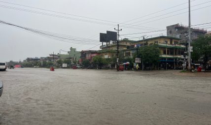 निजगढमा सामान्य वर्षामै सडक जलमग्न, आवागमन प्रभावित