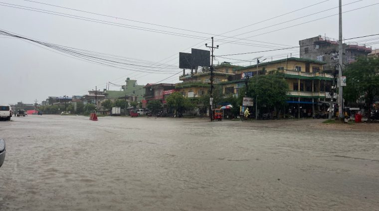 निजगढमा सामान्य वर्षामै सडक जलमग्न, आवागमन प्रभावित