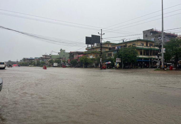 निजगढमा सामान्य वर्षामै सडक जलमग्न, आवागमन प्रभावित