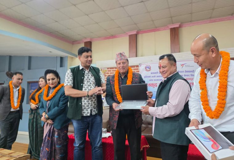 मुख्यमन्त्री बानियाँद्वारा तेक्वान्दो संघलाई खेल सामग्री हस्तान्तरण: प्रविधियुक्त खेलकुदमा प्रदेशको जोड