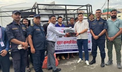 मनोज भारतीद्वारा बाढीपहिरो पीडितका लागि लाखौँको राहत सामग्री हस्तान्तरण