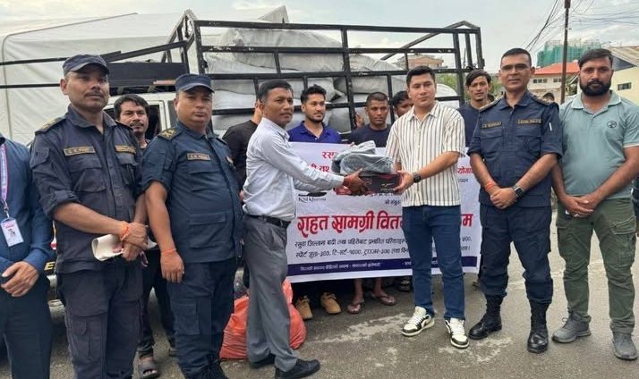 मनोज भारतीद्वारा बाढीपहिरो पीडितका लागि लाखौँको राहत सामग्री हस्तान्तरण