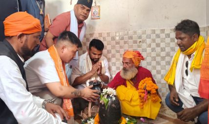 मधेशको कैलास टुटेश्वरधाममा गृहमन्त्री गुरुङ, शान्ति र सद्भावको कामना गर्दै पूजा-अर्चना