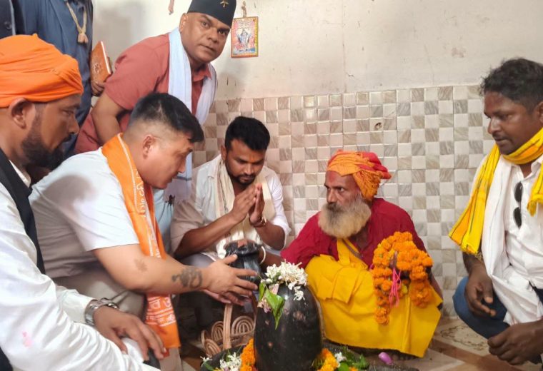 मधेशको कैलास टुटेश्वरधाममा गृहमन्त्री गुरुङ, शान्ति र सद्भावको कामना गर्दै पूजा-अर्चना