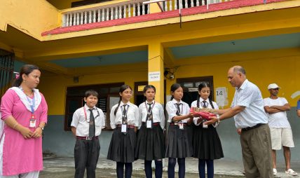 होली एन्जल्सका विद्यार्थीको मनकारी मनः खाजा खर्च कटाएर बाढीपीडितलाई सहयोग