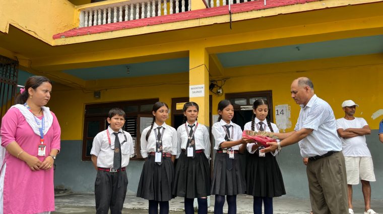 होली एन्जल्सका विद्यार्थीको मनकारी मनः खाजा खर्च कटाएर बाढीपीडितलाई सहयोग