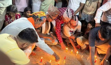 भोटेकोशी बाढी : प्रणामी मन्दिर सडकटोलमा १०८ दिप प्रज्वलन र कोषमा ५१ हजार जम्मा