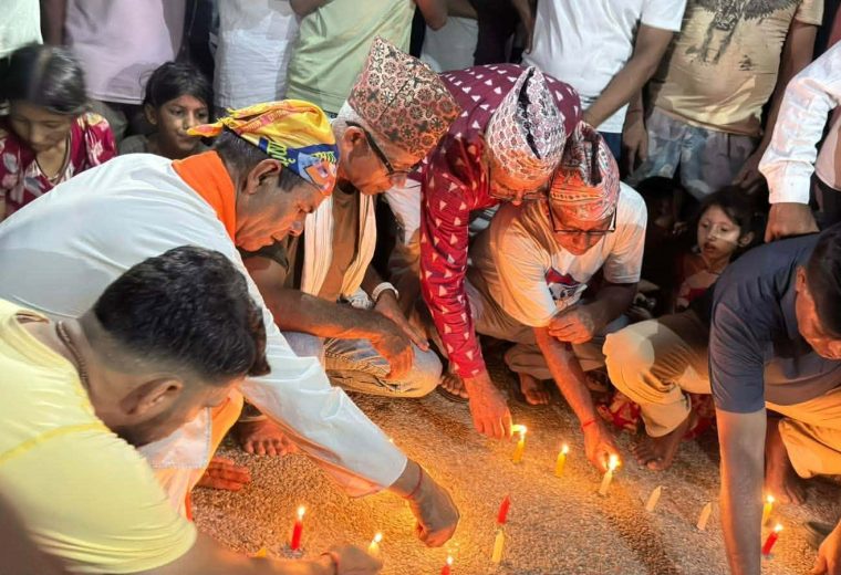 भोटेकोशी बाढी : प्रणामी मन्दिर सडकटोलमा १०८ दिप प्रज्वलन र कोषमा ५१ हजार जम्मा