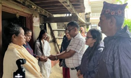 भोटेकोशी बाढीपीडित राज विष्ट र दिनेश परियारका परिवारलाई वडा कार्यालयको सहयोग