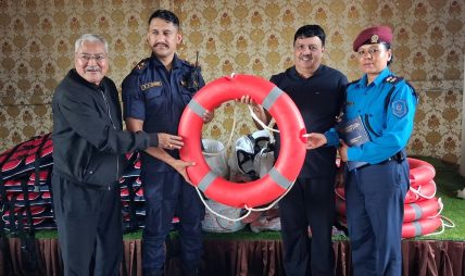 विपद्को जोखिमबीच प्रहरीलाई उद्धार सामग्री, एसएस फाउण्डेशनको सहयोग विपद्को जोखिमबीच प्रहरीलाई उद्धार सामग्री, एसएस फाउण्डेशनको सहयोग