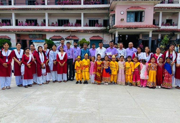 बाढीपहिरो पीडितका लागि निजगढ विद्यासागर स्कुलको १ लाख ११ हजार १११ रुपैयाँ सहयोग