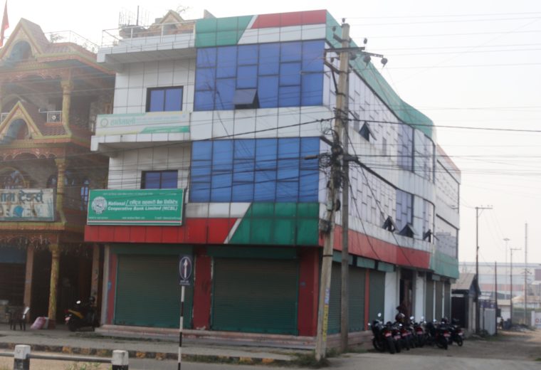 रसुवाको बाढीपीडितका लागि हातेमालो सहकारी सिमराद्वारा १ लाख ५१ हजार सहयोग
