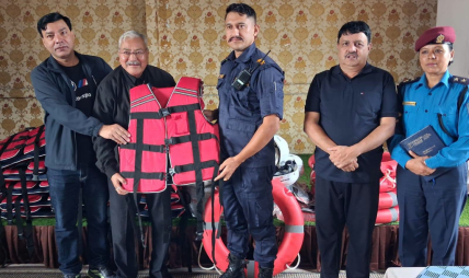 विपद्को जोखिमबीच प्रहरीलाई उद्धार सामग्री, एसएस फाउण्डेशनको सहयोग